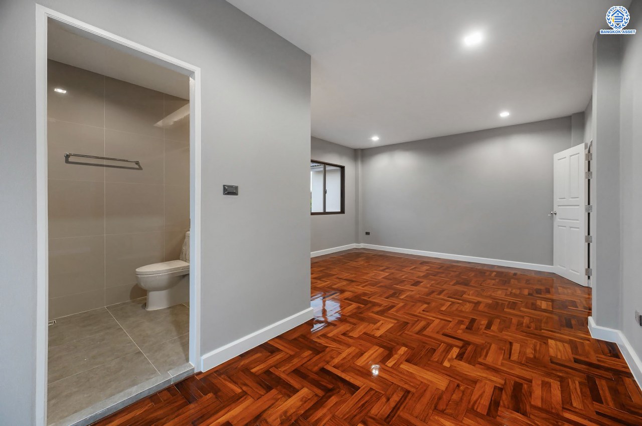 บ้านเดี่ยวฟิลคฤหาสน์มือสองตกแต่งใหม่ แบรนด์ LH ดีไซน์สุดหรูหรา โครงการ ลดาวัลย์ ปิ่นเกล้า เนื้อที่ 214 ตร.ว. บนพื้นที่ใช้สอยถึง 553.48 ตร.ม. ฟังก์ชันจัดเต็ม 4 ห้องนอน 5 ห้องน้ำ 1 ห้องอเนกประสงค์ 1 ห้องแม่บ้าน จอดรถได้ถึง 2 คัน ทำเลติดถนนบรมราชชนนี เชื่อมต่อหลายเส้นทาง ใกล้มหาวิทยาลัยมหิดล และเซ็นทรัลศาลายา